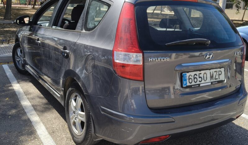 
								Hyundai i30 CW Blue 1.6 CRDi 2011 full									