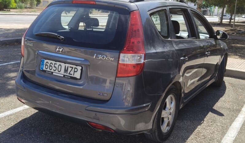 
								Hyundai i30 CW Blue 1.6 CRDi 2011 full									