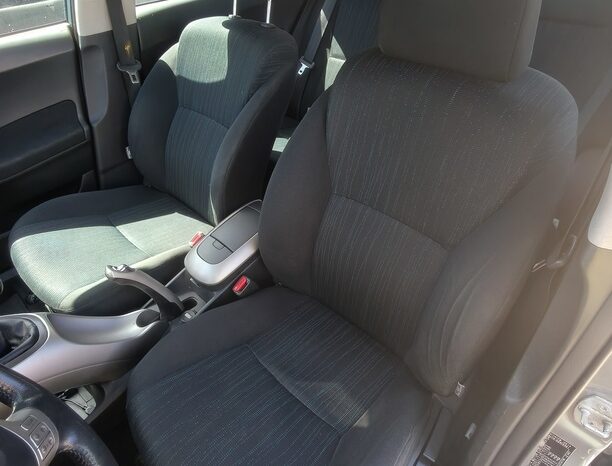 
								TOYOTA AURIS full									