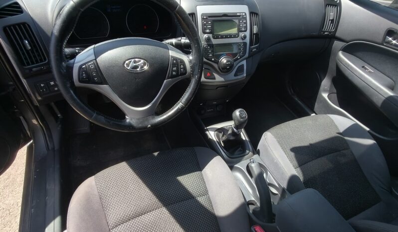 
								Hyundai i30 CW Blue 1.6 CRDi 2011 full									