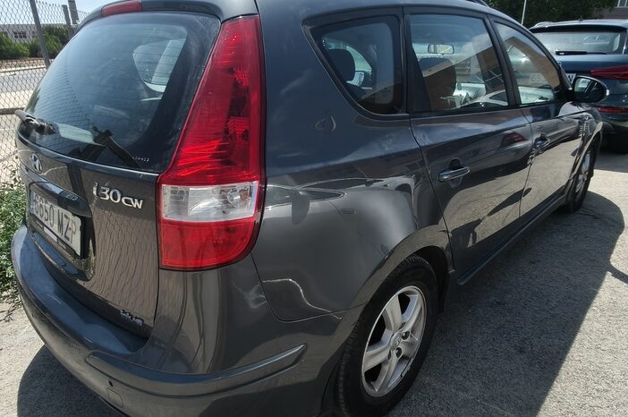 
								Hyundai i30 CW Blue 1.6 CRDi 2011 full									