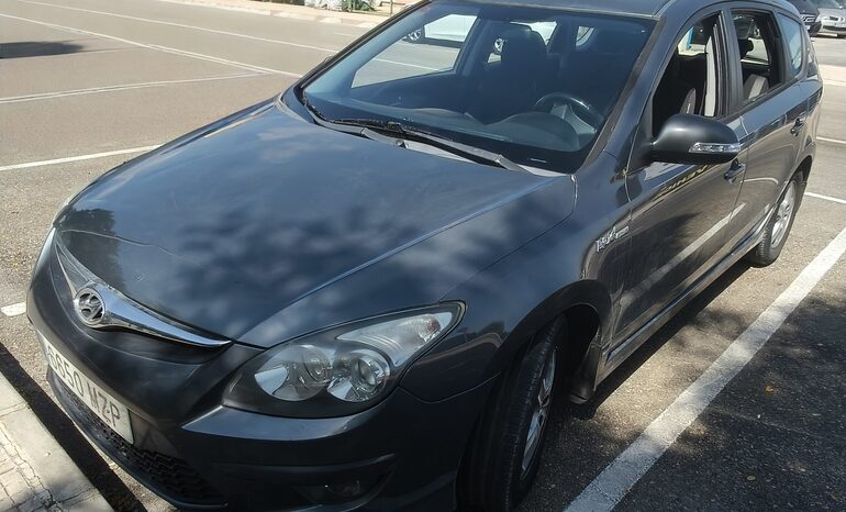 
								Hyundai i30 CW Blue 1.6 CRDi 2011 full									