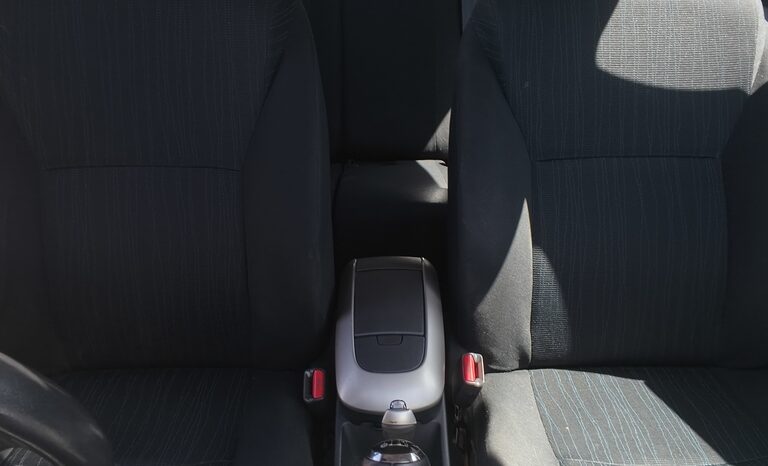 
								TOYOTA AURIS full									